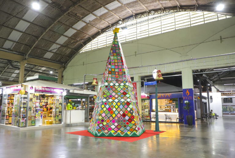 Natal em Curitiba: árvore de crochê de 7 metros brilha no Mercado