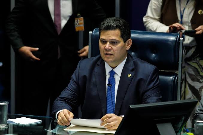 Alcolumbre articula proposta para revisão de penas do 8 de Janeiro, evitando anistia