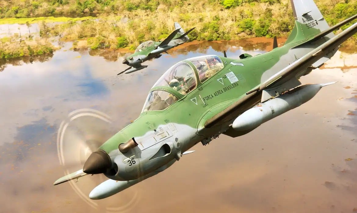 Caça da FAB Intercepta Aeronave Suspeita e Força Pouso no Amazonas