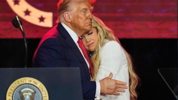 Trump Oferece Consolo a Erika Kirk em Cerimônia Emocionante de Homenagem a Charlie Kirk