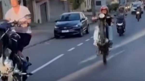 Tragédia e Ironia: Motociclista Cai ao Empinar Moto em Cortejo de Amigo Vítima da Mesma Manobra