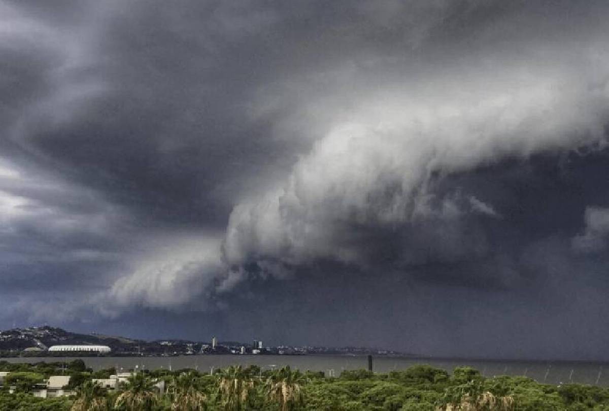 Tempestade Imminente: Paraná em Alerta Laranja com Risco de Ventos de 100 km/h