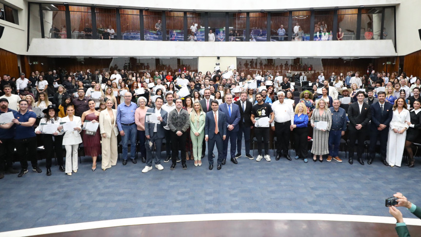 Influenciadores Digitais do Paraná Recebem Reconhecimento na Assembleia Legislativa