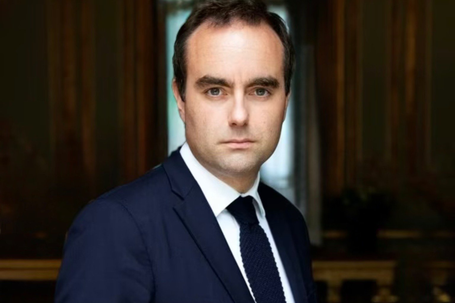 Crise Política na França: Primeiro-Ministro Renuncia Após Pouco Tempo no Cargo, Abalando Governo Macron
