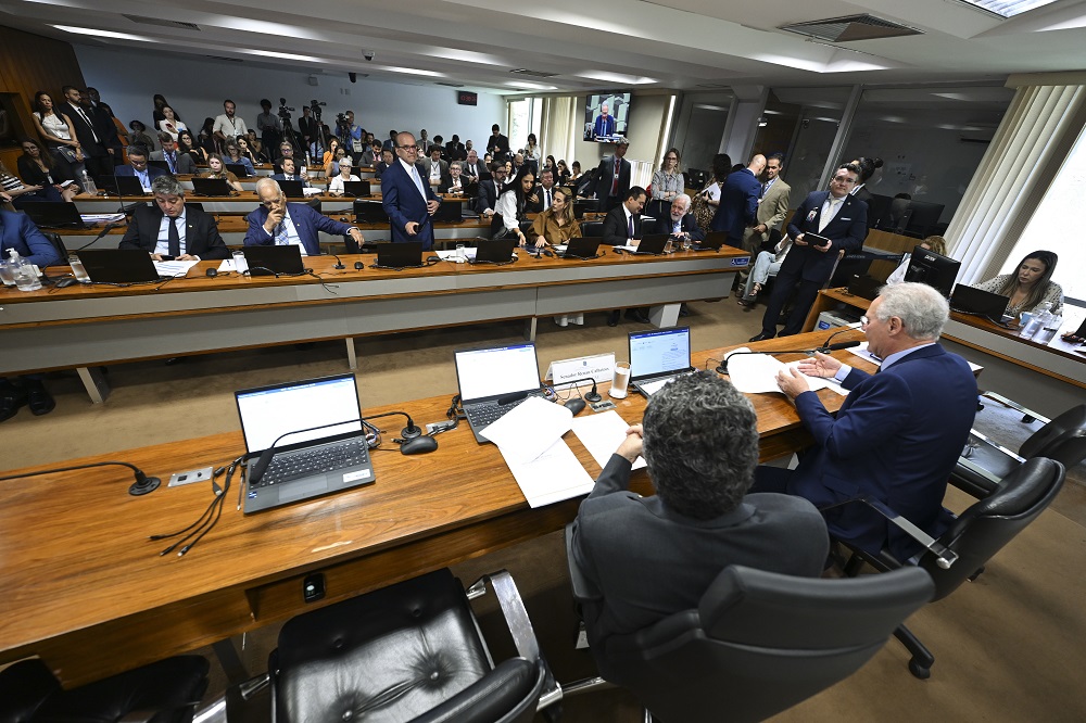 Senado Aprova Urgência para Isenção de IR a Quem Ganha Até R$ 5 Mil; Medida Altera Faixas e Cria Imposto para Super-Ricos