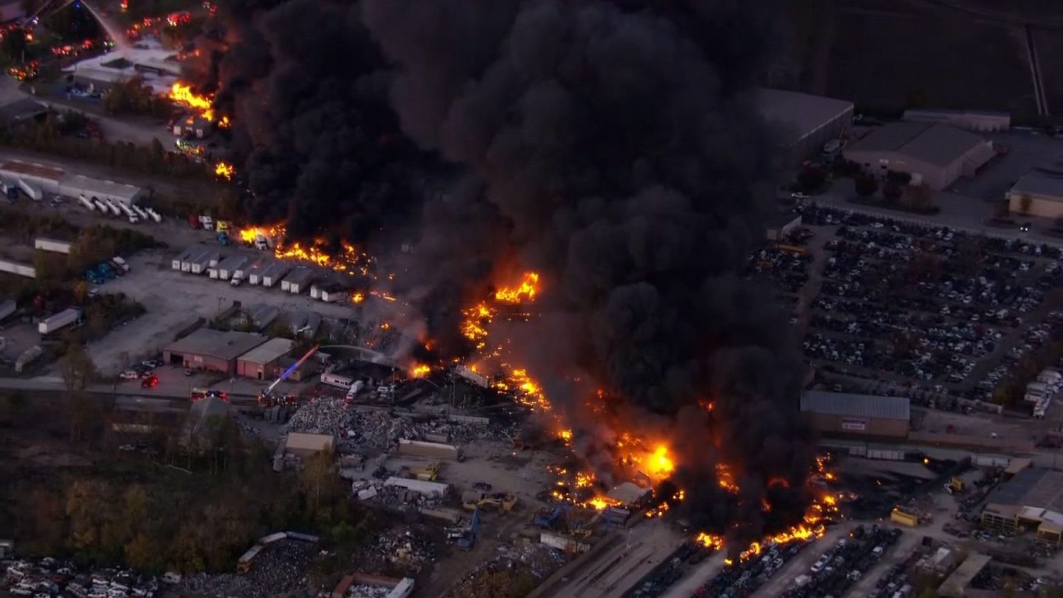 Tragédia em Kentucky: Queda de Avião de Carga Deixa Mortos e Causa Incêndio Próximo ao Aeroporto de Louisville