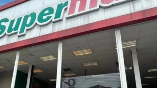 Supermercado Alvo de Ataque a Tiros: Fachada Danificada e Clientes Abalados