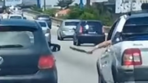 Agressão e Ameaça: Motorista brande facão em discussão de trânsito em Florianópolis; Vídeo Choca