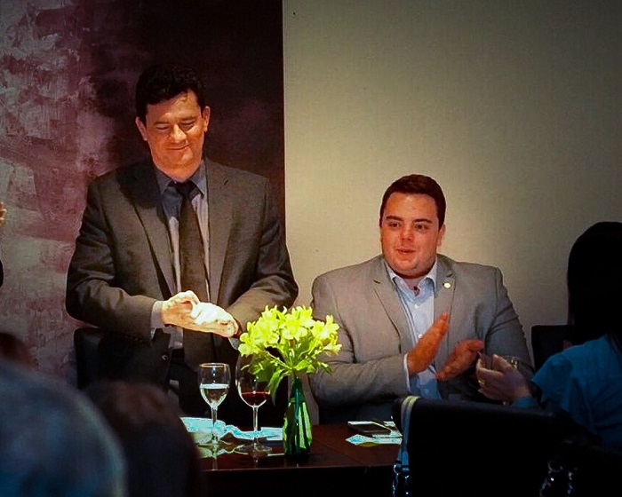 Sergio Moro leva tombo de Felipe Francischini