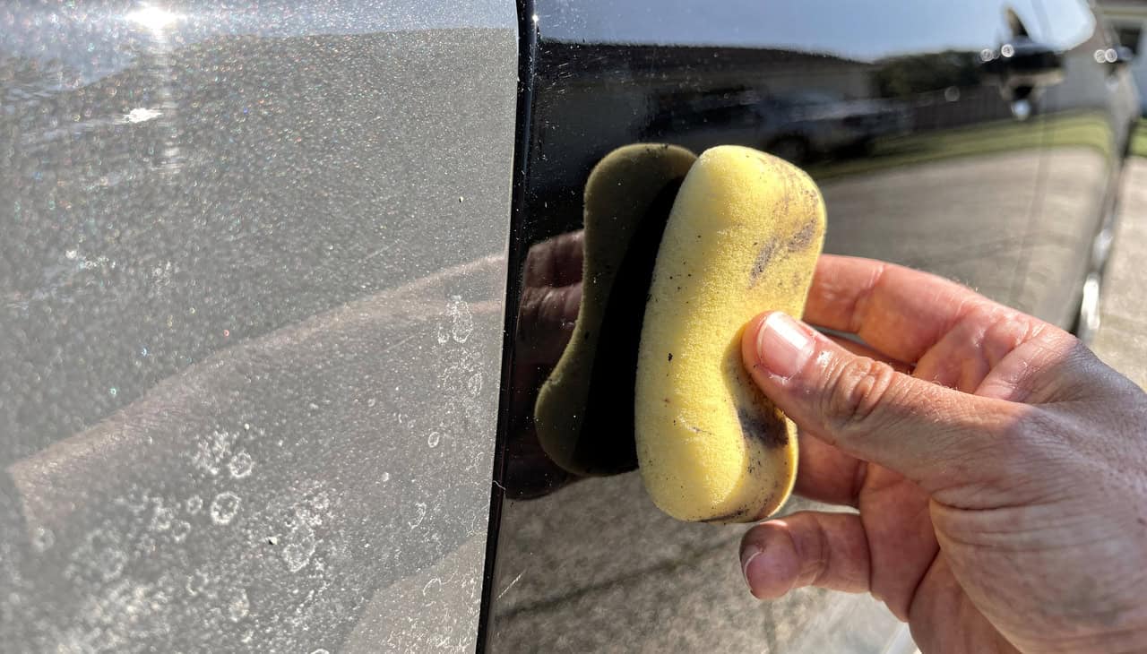 Como manter a pintura do carro impecável com a borracha mágica da 3M