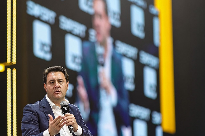 Paranaenses comemoram queda de Maduro e esquerda chora