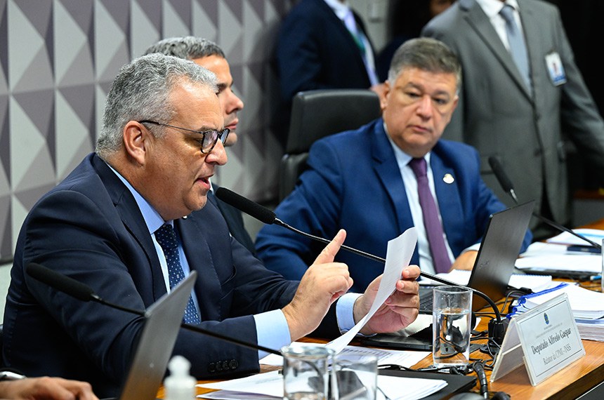Alfredo Gaspar durante leitura de trecho do parecer, observado por Carlos Viana (Foto: Marcos Oliveira/Agência Senado)Fonte: Agência Senado