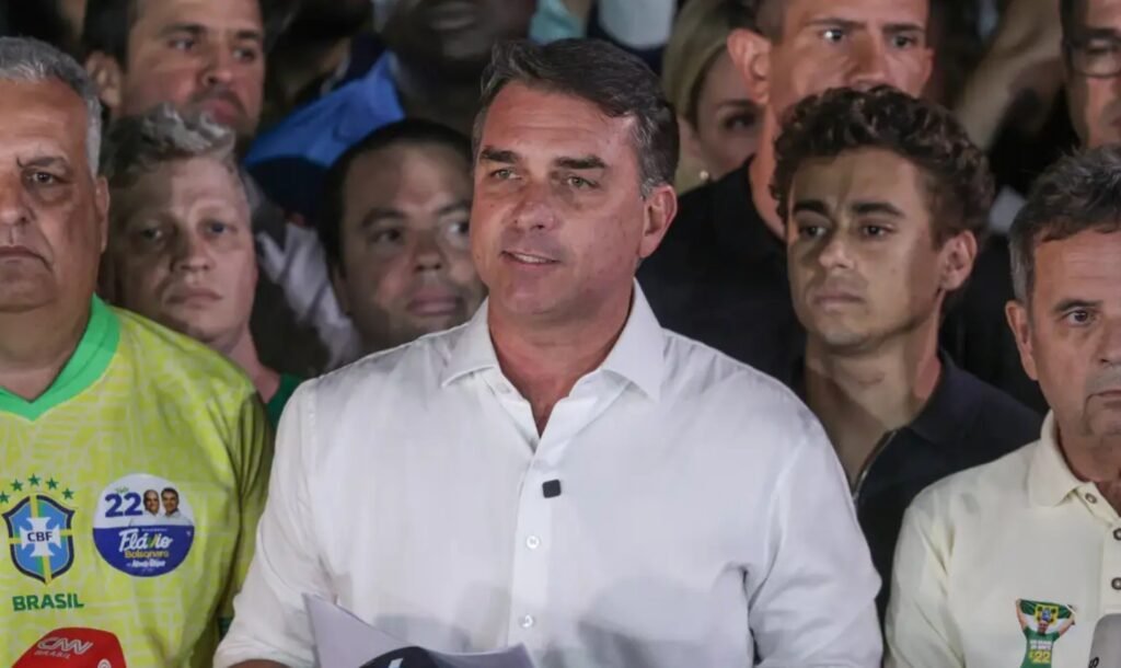 Flavio Bolsonaro teve ordem determinada por Alexandre de Moraes 7 minutos após saber que tinha perdido as eleições no domingo (25)
