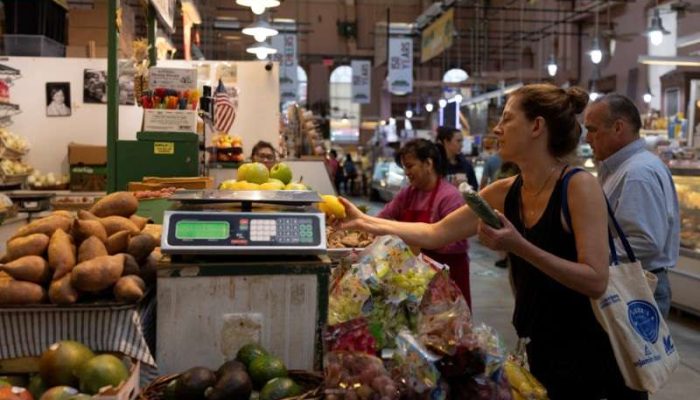 Foto: Pessoas fazem compras em mercado em Washington - 09/08/2024 (Foto: Umit Be