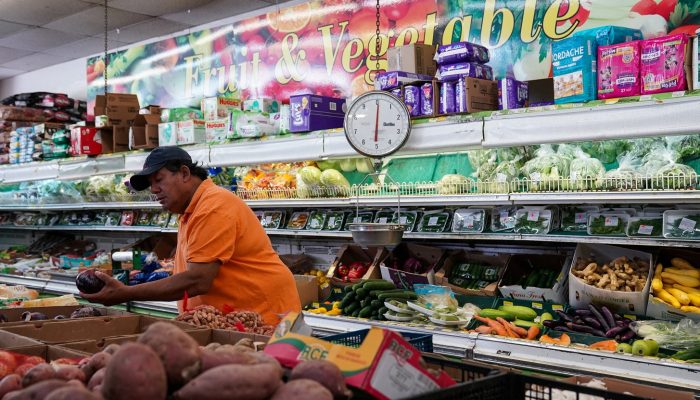 Homem observa alimentos em supermercado de Washington, nos EUA — Foto: Homem obs