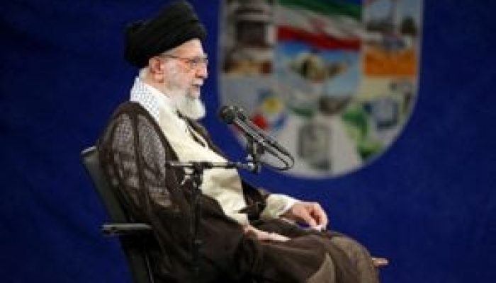 2025-04-15T154436Z_914122854_RC23H1AXGQVI_RTRMADP_3_IRAN-NUCLEAR-KHAMENEI-copiar-300x196-1