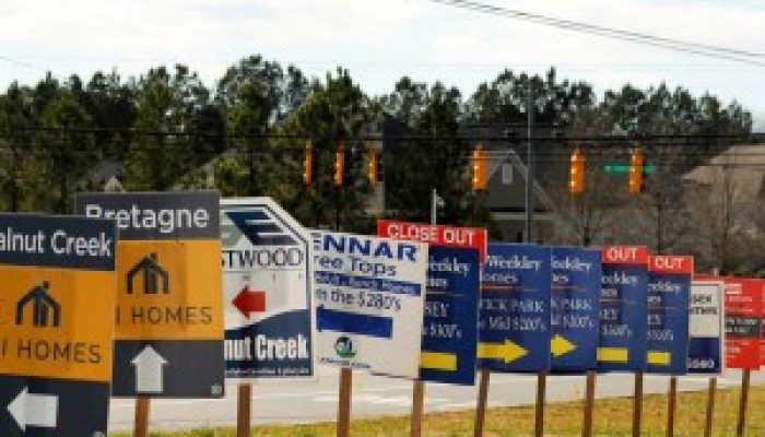 2025-04-24T141055Z_1_LYNXMPEL3N0T0_RTROPTP_4_USA-ECONOMY-HOUSING-1