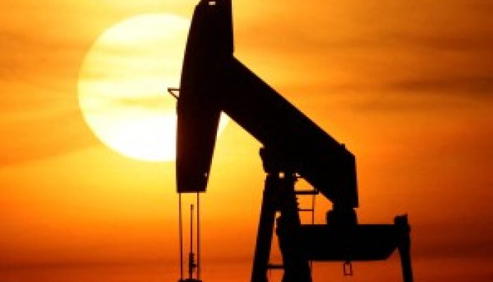 2025-04-28T204823Z_1_LYNXMPEL3R0ZH_RTROPTP_4_MERCADOS-PETROLEO