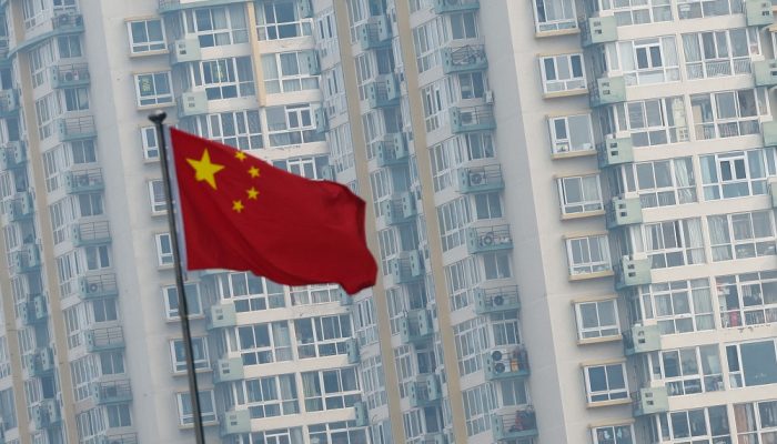 Bandeira da China perto de prédios residenciais em Pequim — Foto: Bandeira da Ch