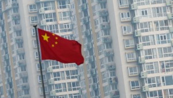 Foto: Bandeira da China perto de prédios residenciais em Pequim 09/03/2025. REUT