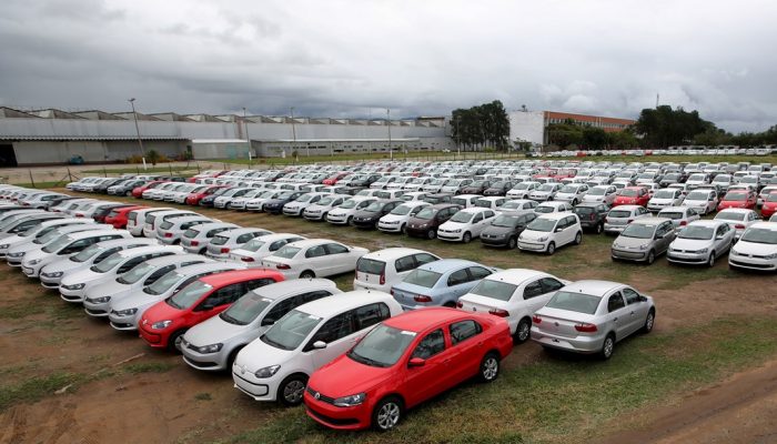 Carros novos estacionados em fábrica da Volkswagen em Taubaté — Foto: Carros nov