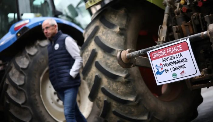 Agricultores franceses se reúnem com seus tratores em frente à Prefeitura de Ven