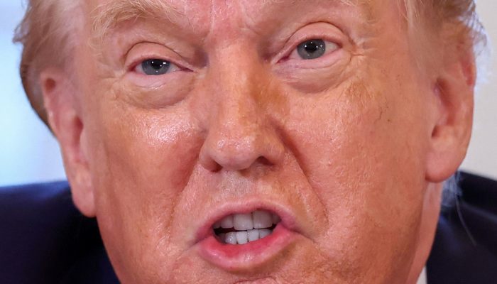 O presidente dos EUA, Donald Trump, fala durante reunião com executivos — Foto: