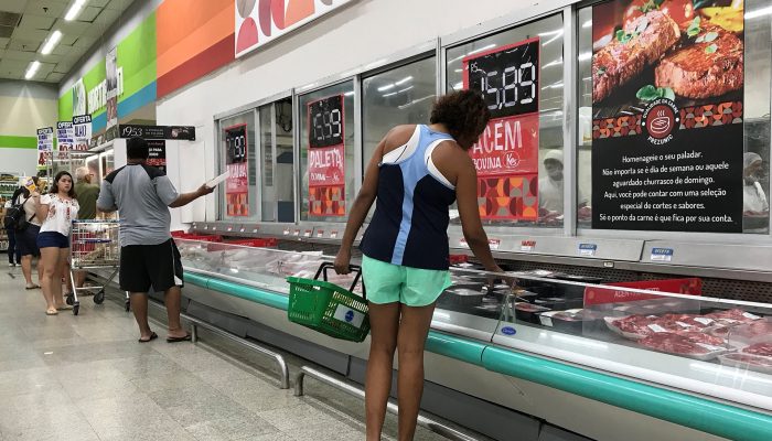 Consumidores em supermercado no Rio de Janeiro — Foto: Consumidores em supermerc