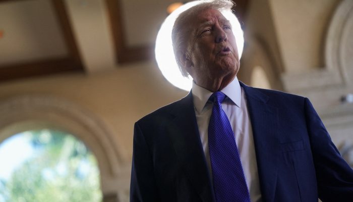 O presidente dos EUA, Donald Trump, chega para o casamento de Dan Scavino, chefe