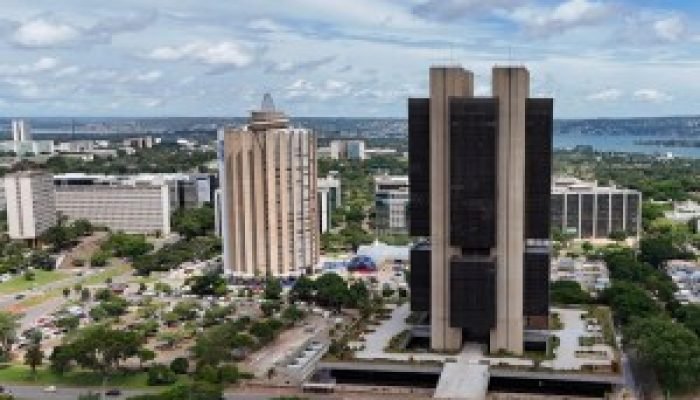 2026-04-23T222149Z_1_LYNXMPEM3M1IN_RTROPTP_4_BRAZIL-ECONOMY-FX