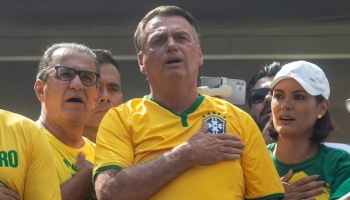 25fev2024-silas-malafaia-jair-bolsonaro-e-michelle-bolsonaro-cantam-o-hino-nacional-em-ato-na-paulista-1708891167133-v2-900x506-1