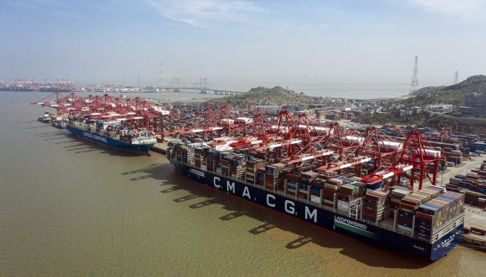 Navios porta-contêineres no Porto de Água Profunda de Yangshan em Xangai — Foto: