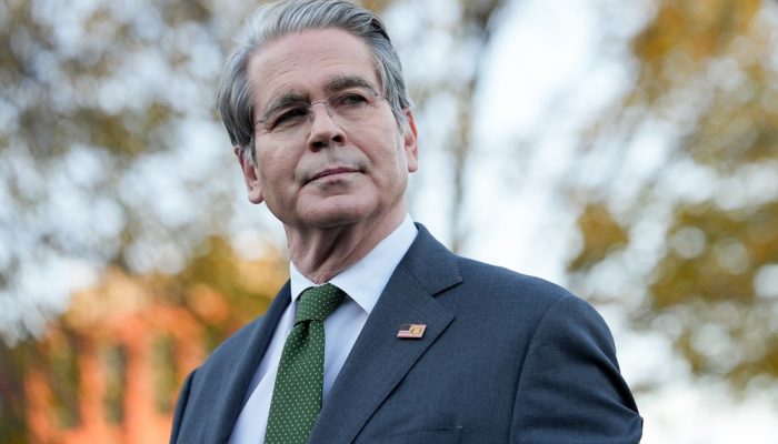 Scott Bessent, secretário do Tesouro dos EUA, fala com membros da mídia — Foto: