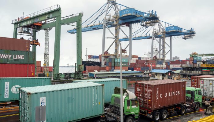 Caminhões de contêineres fazem fila para entrar no Porto de Keelung, em Keelung