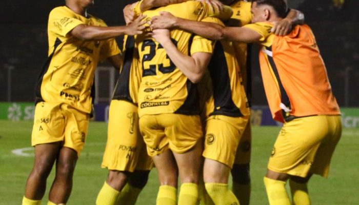 A equipe do FC Cascavel celebra a vitória que garantiu a permanência na primeira