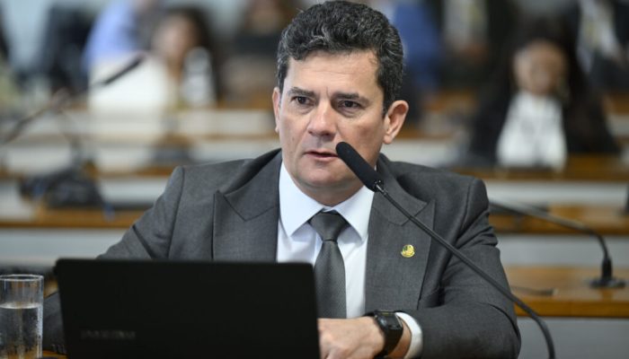 A escola Acadêmicos de Niterói trouxe ao desfile tema sobre Lula. — Foto: Moro t