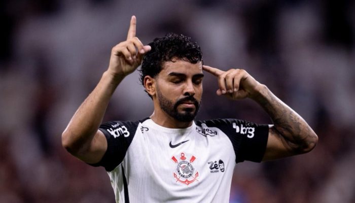 Bidu comemora gol marcado na vitória sobre o Bragantino — Foto: Rodrigo Coca/Cor