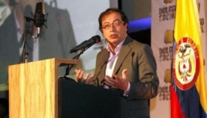 640px-gustavo-petro-urre-300x195-1