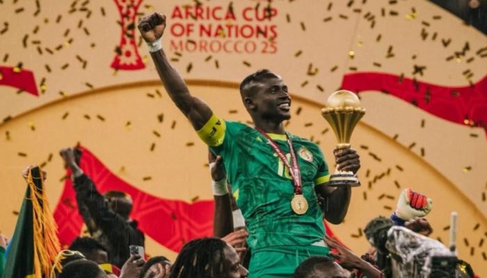 Sadio Mané com a taça de campeão da Copa Africana — Foto: Reprodução / @sadioman