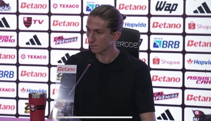 Filipe Luís durante coletiva no Barradão após vitória sobre o Vitória — Foto: Re
