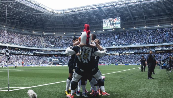 Foto: Pedro Souza/AtléticoJogadores e mascote do Galo comemoram gol na Arena MRV