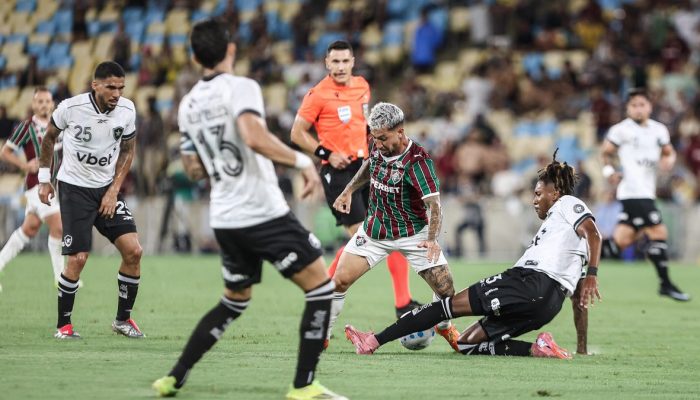 Lucho Acosta comemora o gol Cabeça que garantiu a vitória do Fluminense sobre o
