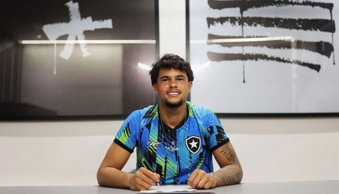 Bruno Samudio na assinatura de seu primeiro contrato profissional — Foto: Botafo