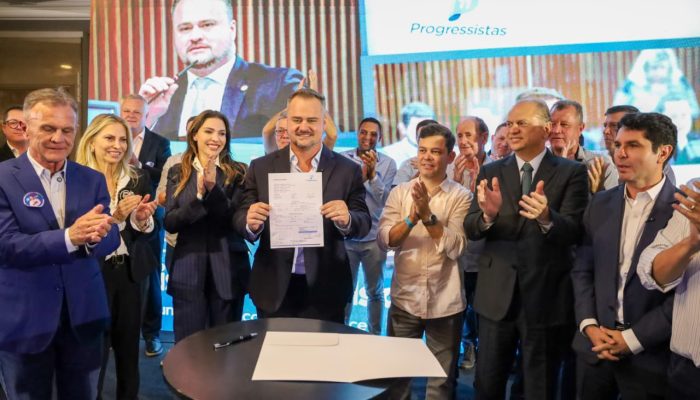 Momento da assinatura de filiação do deputado Alisson Wandscheer ao Progressistas (Foto: Ascom/AW)