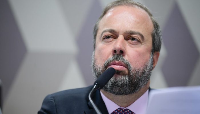 Alexandre Silveira em evento empresarial durante anúncio de ajustes nos preços-t
