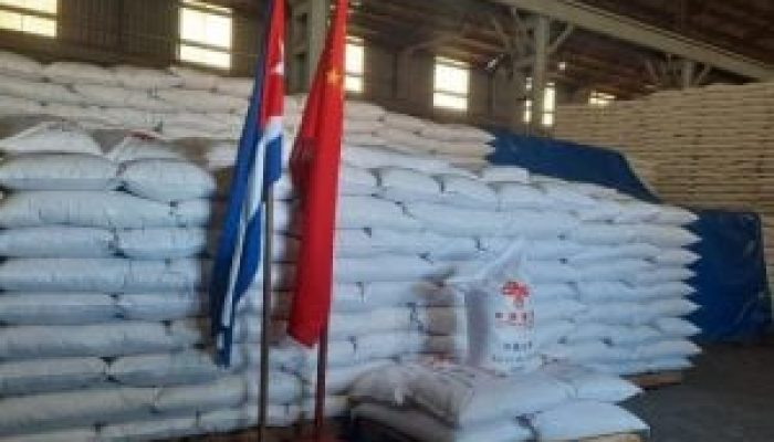 Bandeiras-da-China-e-de-Cuba-ao-fundo-sacos-de-arroz-enviados-pelo-pais-asiatico-a-ilha-300x225-1