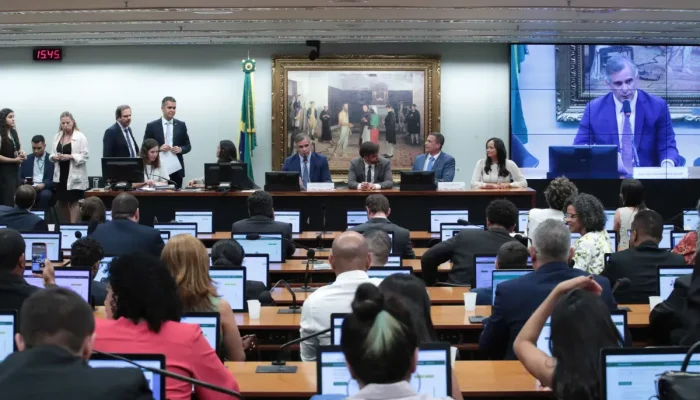 Deputados durante reunião da Comissão de Constituição e Justiça — Foto: Deputado