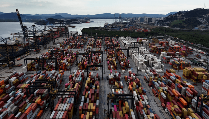 Imagem de drone mostra contêineres e navios no porto de Santos — Foto: Imagem de