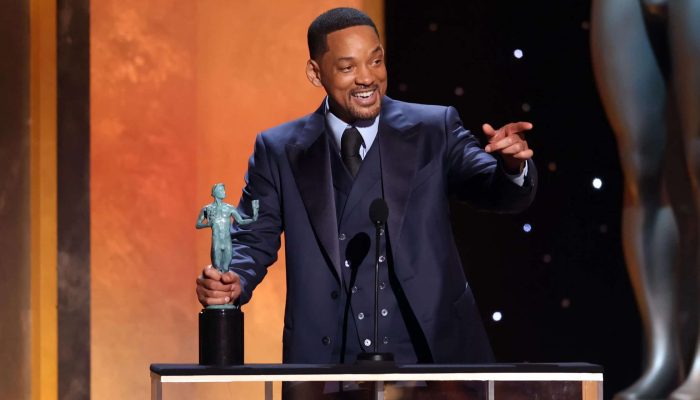 Will Smith recebendo o prêmio de melhor ator por 'King Richard' no SAG Awards —