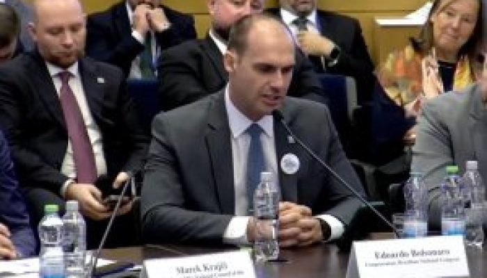 Eduardo-Bolsonaro-discursa-em-Israel-300x195-1